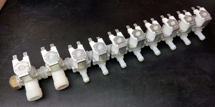 Zespół elektrozaworów 2 wejścia -8 wyjść 12v-101147