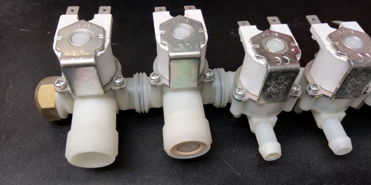 Zespół elektrozaworów 2 wejścia -8 wyjść 12v-101148