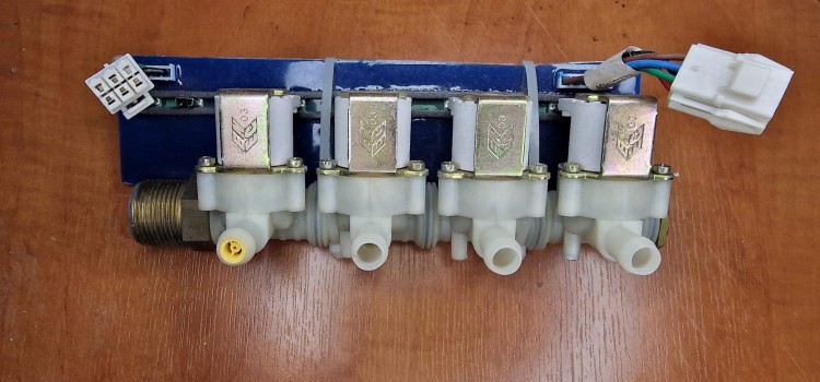 Roca Zespół elektrozaworów / rozdzielacz z elektroniką sterującą 1 wejście - 4 wyjśćdo Kabiny Therma firmy PoolSpa -102545